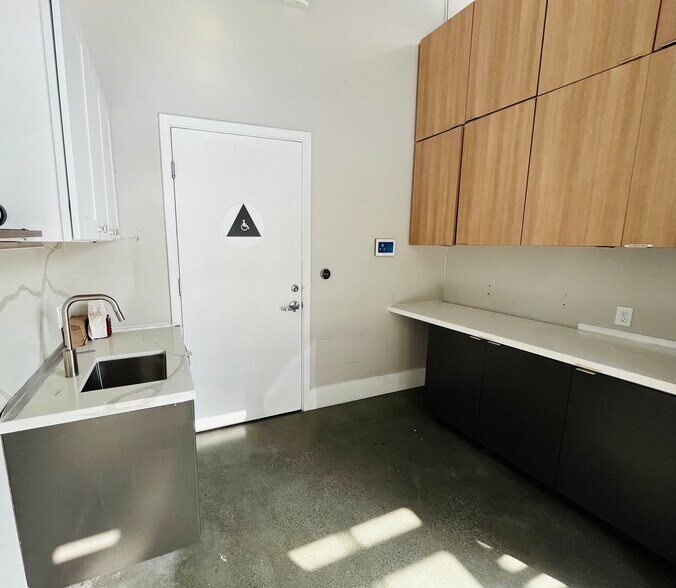 More Photos Of 180 3rd St, Oakland General Retail For Lease