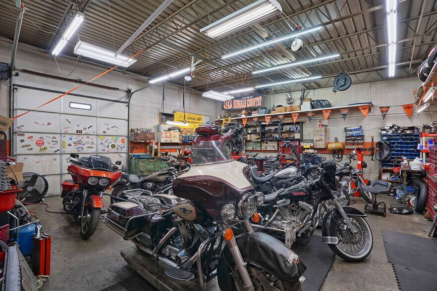 More Photos Of 140 S River St, Franklin Storefront For Sale