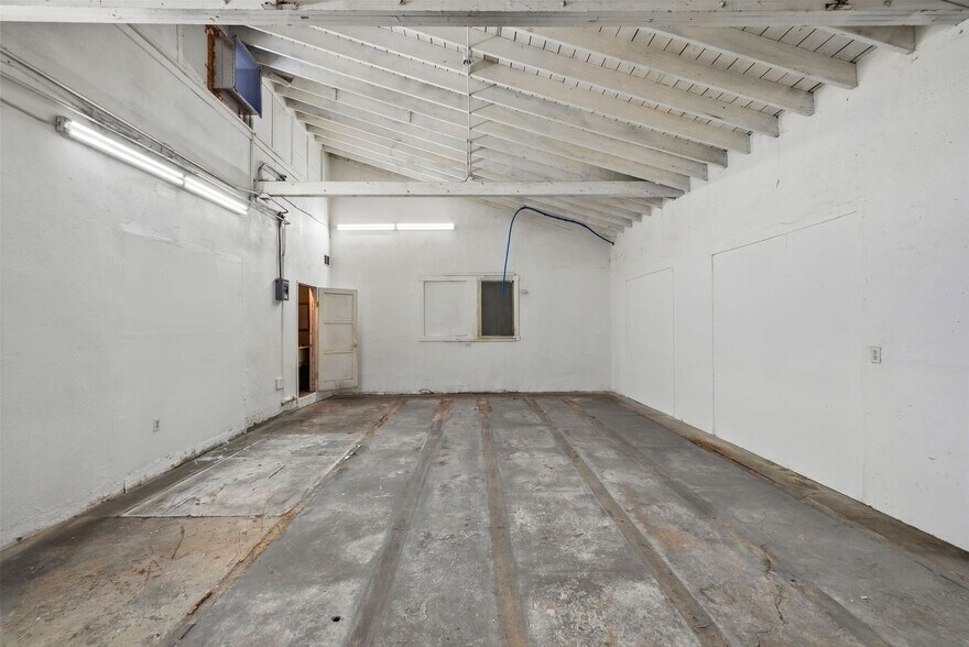 More Photos Of 14222-14226 Aetna St, Van Nuys Warehouse For Lease
