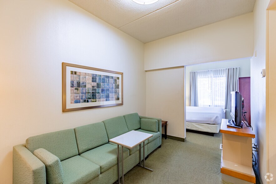 More Photos Of 16 Trinity Point Dr, Washington Hotel For Sale