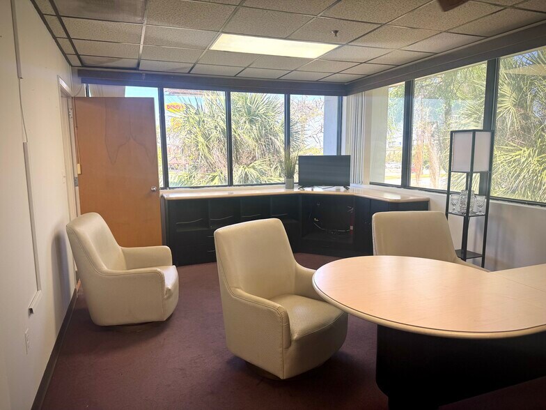 More Photos Of 4119 Blue Heron Blvd W, Riviera Beach Office For Sale