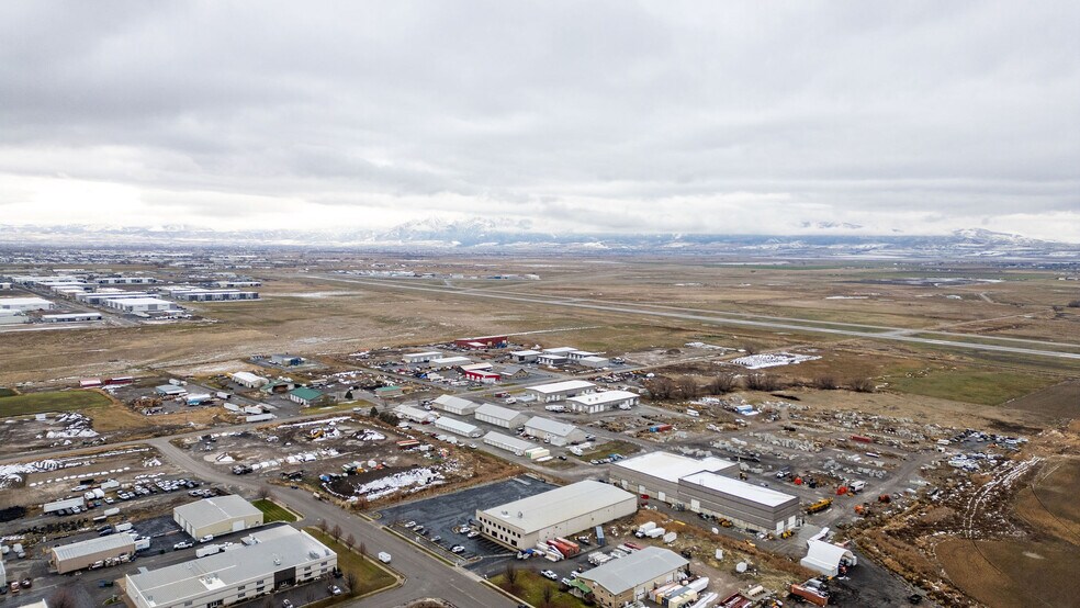 More Photos Of 3775 N 200 W, Hyde Park Service For Lease