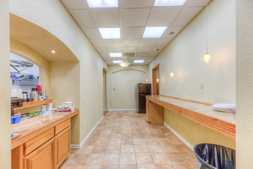 More Photos Of 1109 E Memphis St, Broken Arrow Religious Facility For Lease