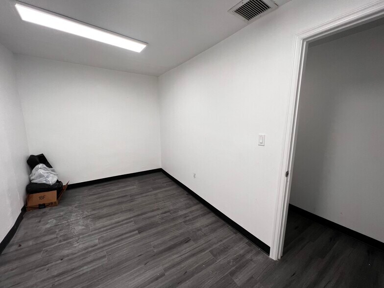 More Photos Of 5900-5904 Dewey St, Hollywood Light Distribution For Lease