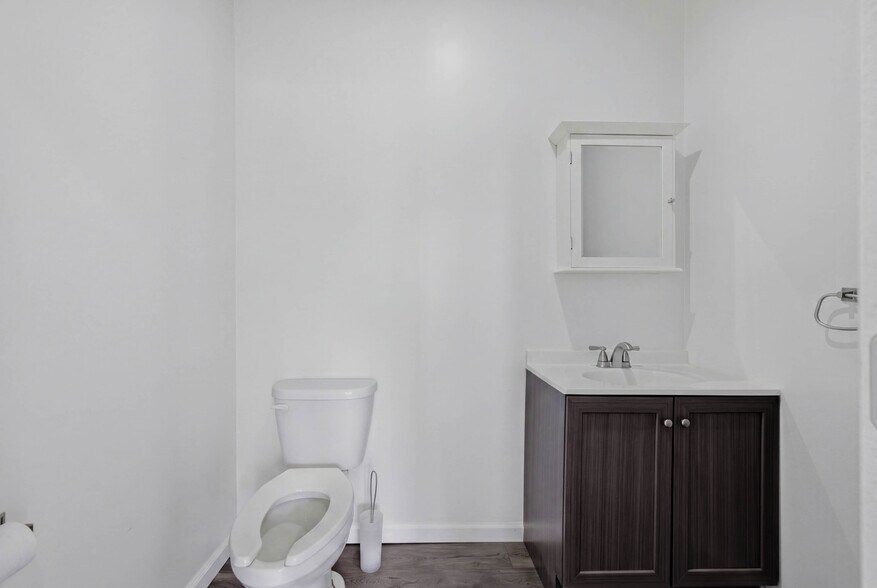 More Photos Of 307 E 23rd St S, Independence Office For Sale