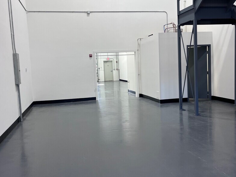 More Photos Of 106 Ledge Rd, Seabrook Warehouse For Lease