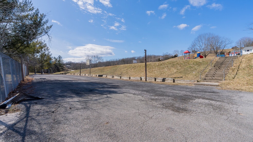 More Photos Of 81 Evick Dr, Franklin Flex For Sale