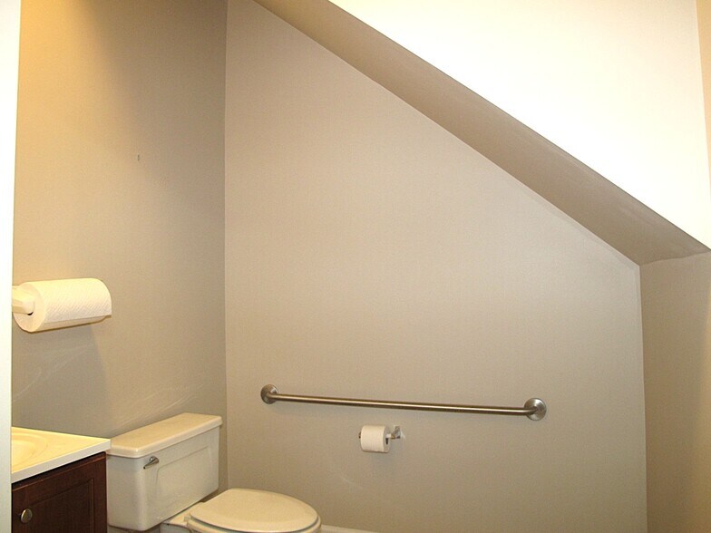 More Photos Of 1365 Westgate Center Dr, Winston-Salem Office For Sale