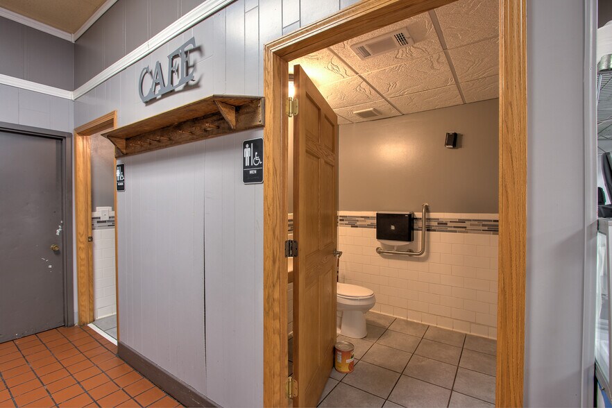 More Photos Of 118 Main St S, Cambridge Storefront For Sale