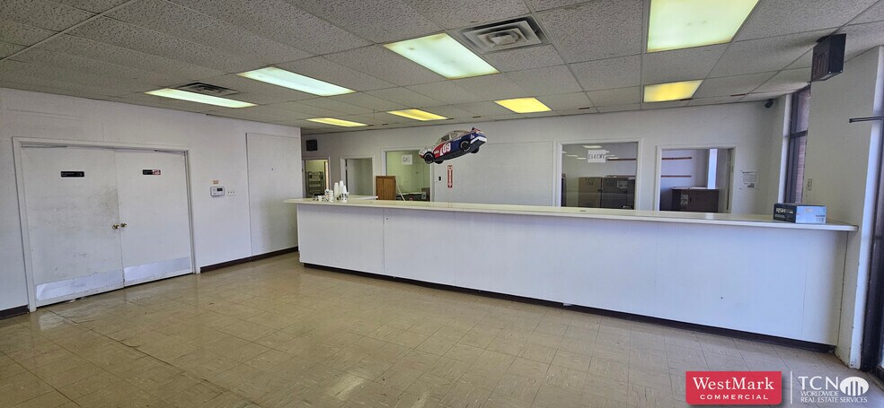 More Photos Of 6035 45th St, Lubbock Showroom For Lease