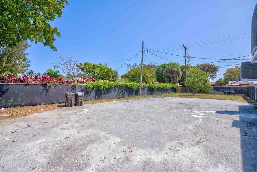 More Photos Of 5112 Broadway Ave, West Palm Beach Freestanding For Lease