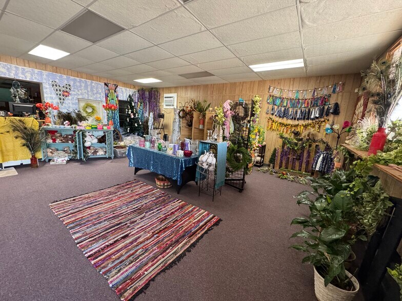 More Photos Of 706 N Perry St, Palestine General Retail For Sale