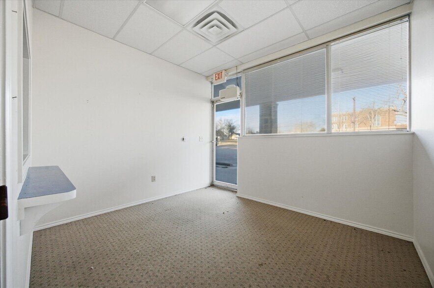 More Photos Of 2108 Monroe St, Commerce Showroom For Lease