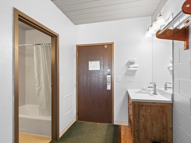 More Photos Of 1904 E Cedar St, Rawlins Hotel For Sale