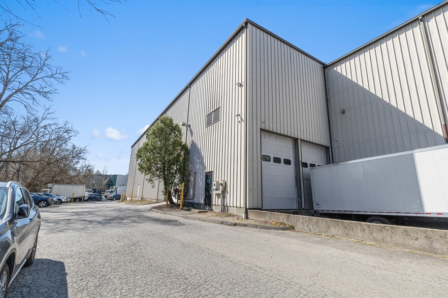 More Photos Of 55 Poplar St, Stamford Light Distribution For Sale