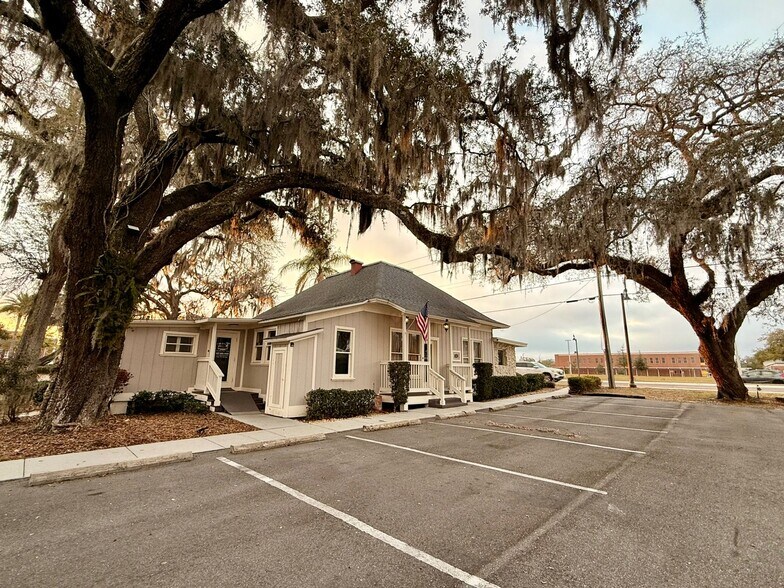 More Photos Of 169 W Broadway St, Oviedo Medical For Lease