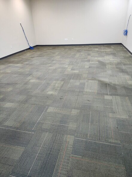 More Photos Of 900 W National Hwy, Washington Unknown For Lease