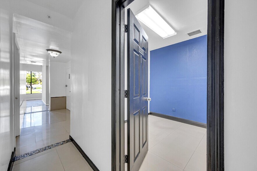 More Photos Of 4768-4772 NW 167th St, Miami Lakes Storefront Retail Office For Lease