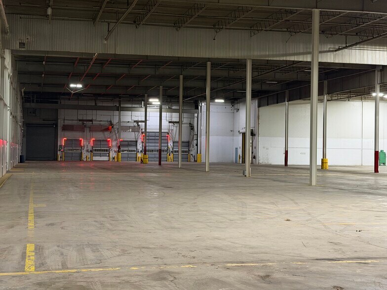 More Photos Of 95 Ballard Rd, Middletown Manufacturing For Lease