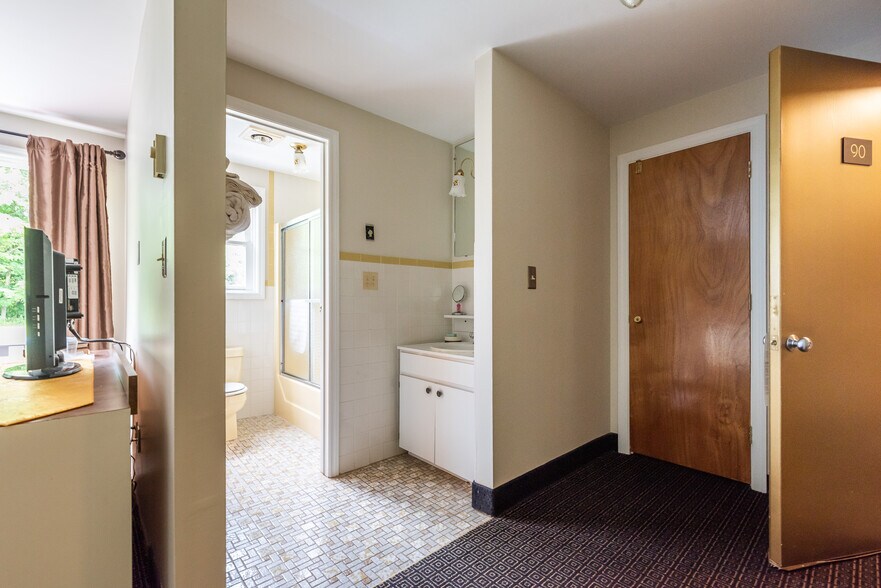 More Photos Of 6302 Main St, Tannersville Hotel For Sale