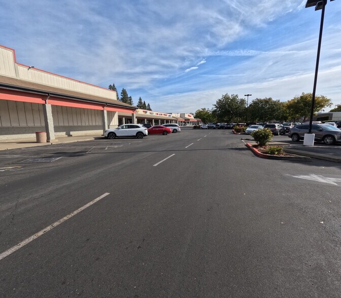 More Photos Of 8539 Elk Grove Blvd, Elk Grove Freestanding For Lease