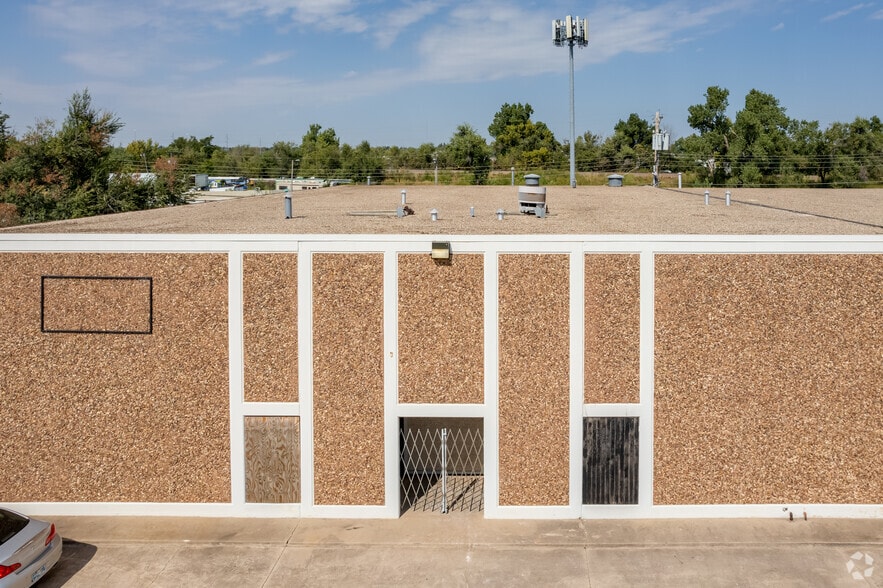 More Photos Of 2737-2749 W California Ave, Oklahoma City Warehouse For Lease