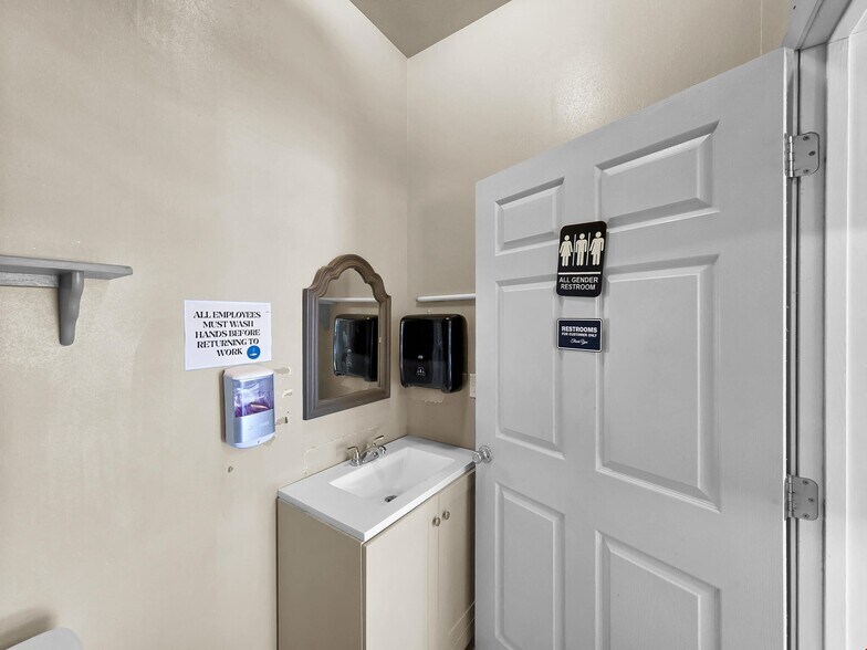 More Photos Of 1220 Highway 124, Winnie Service Station For Sale