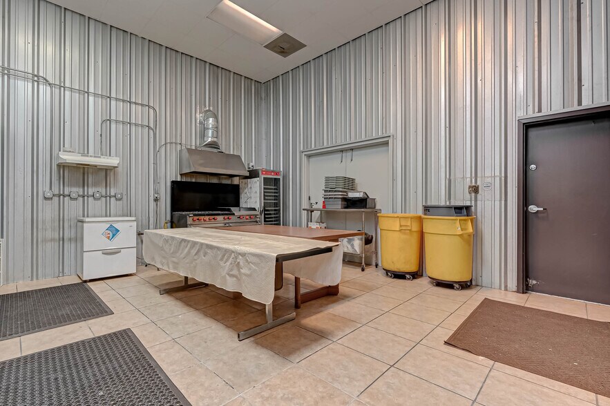 More Photos Of 3402 Amanda Ln, Houston Flex For Sale