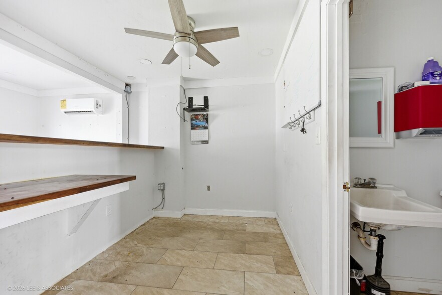 More Photos Of 2290 NE 1st Blvd, Gainesville Distribution For Sale