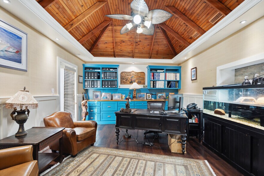 More Photos Of 83 Hampton Pl, Freeport Light Manufacturing For Sale