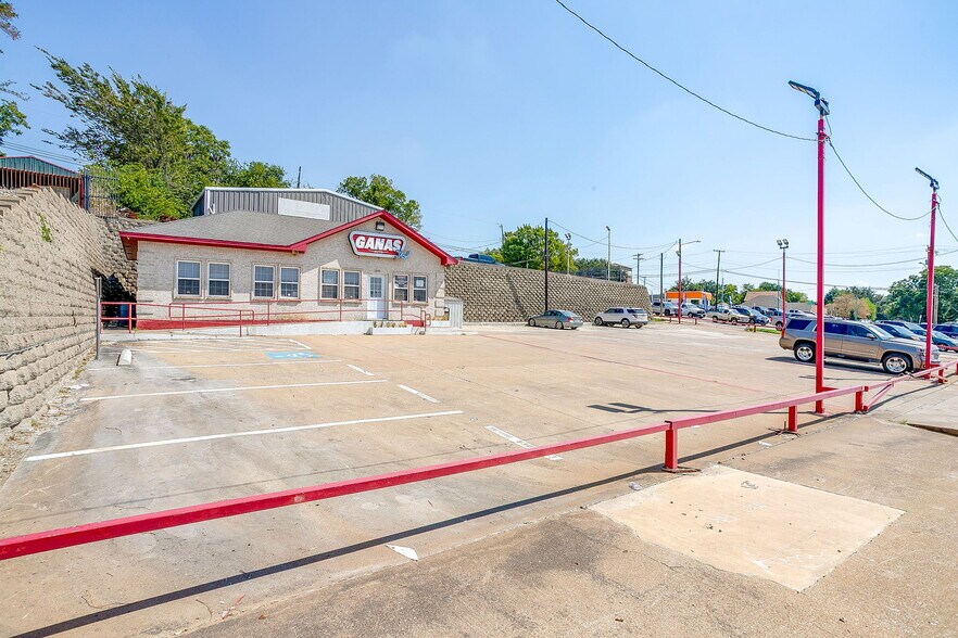 More Photos Of 1300 Jacksboro Hwy, Fort Worth Auto Dealership For Lease