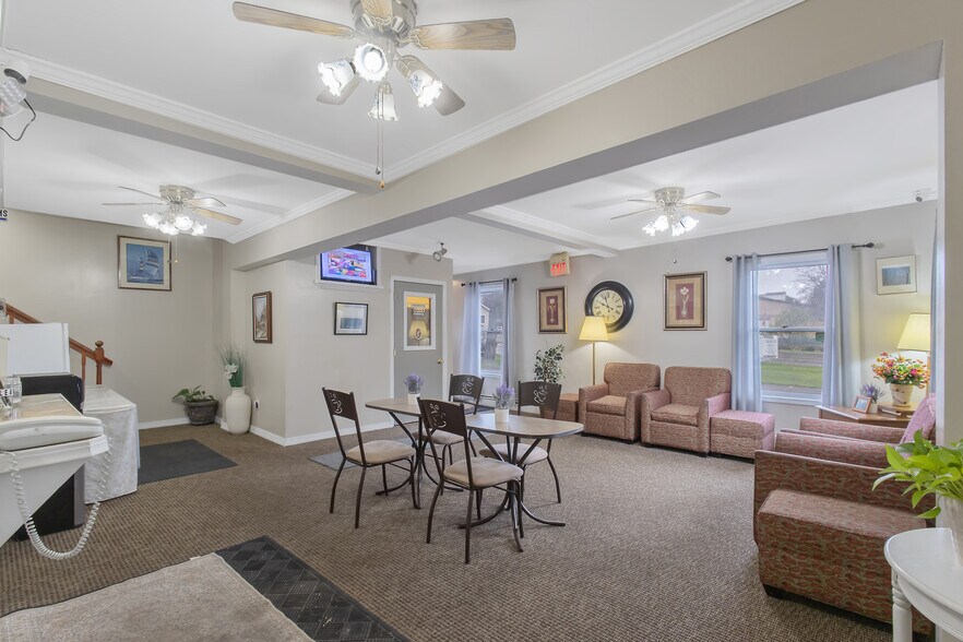 More Photos Of 180 E 10th St, Oswego Hotel For Sale