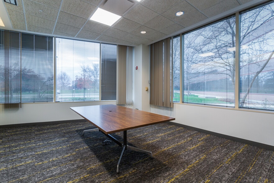 More Photos Of 4 Overlook Pt, Lincolnshire Office For Lease