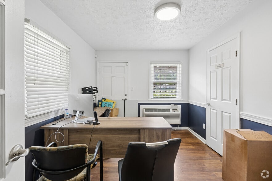 More Photos Of 2045 Cambridge Dr, Lexington Apartments For Sale