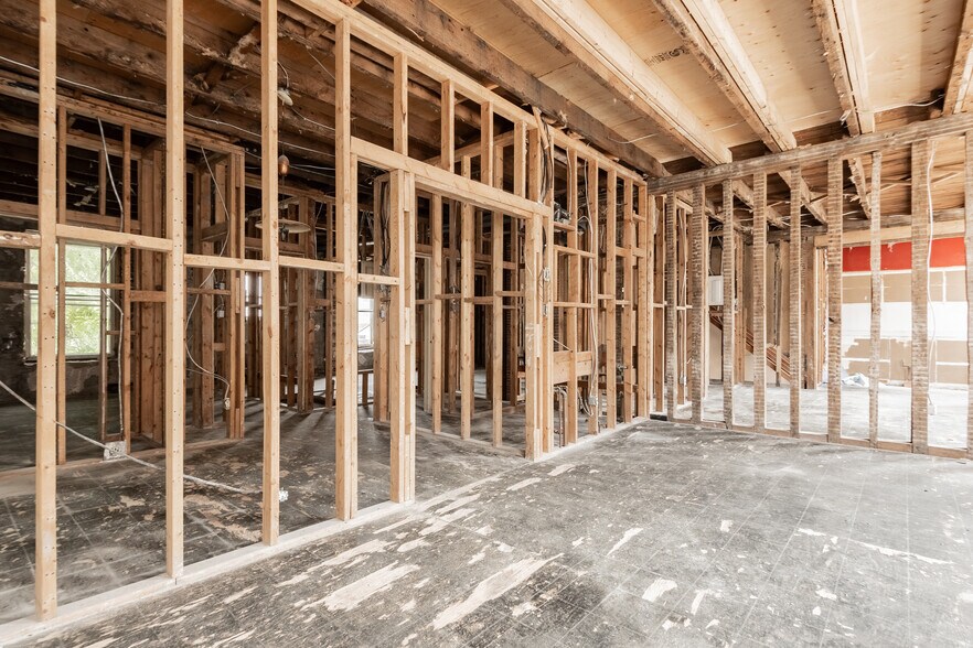 More Photos Of 187-199 King St W, Prescott Storefront Retail Residential For Lease