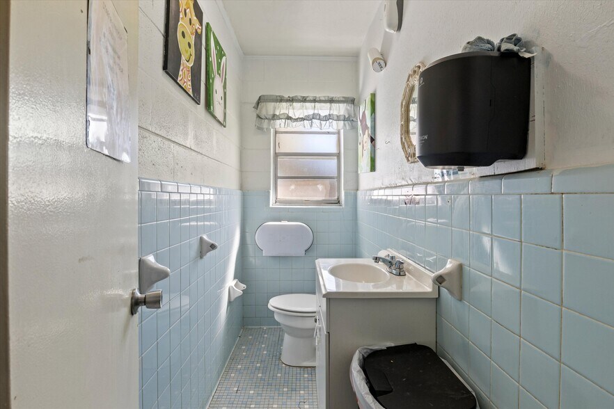 More Photos Of 327 S Adams St, Quincy Daycare Center For Sale