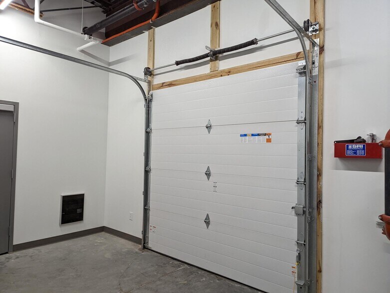 More Photos Of 33 Tech Valley Dr, East Greenbush Flex For Lease