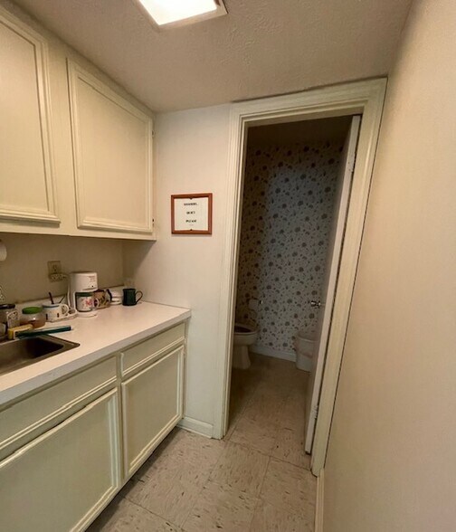 More Photos Of 351 Commercial Dr, Savannah Office Residential For Lease