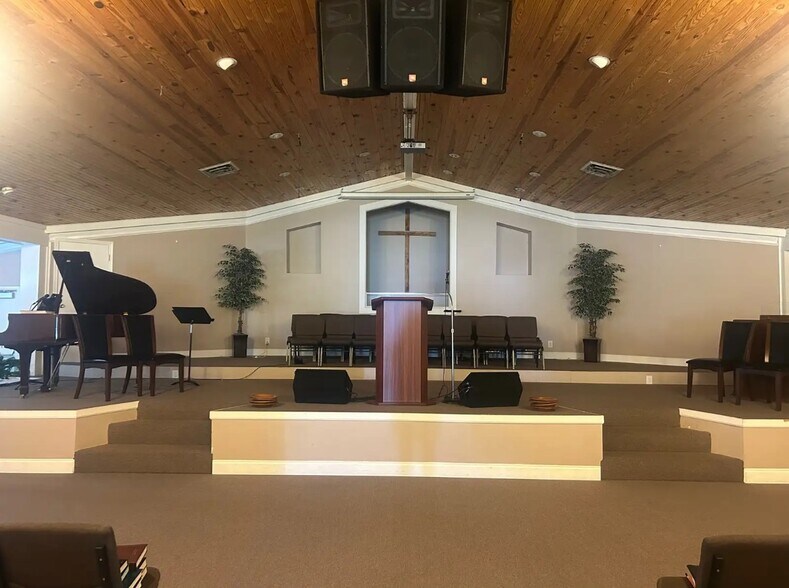 More Photos Of 125 E Montgomery Ave, Clarksville Religious Facility For Sale