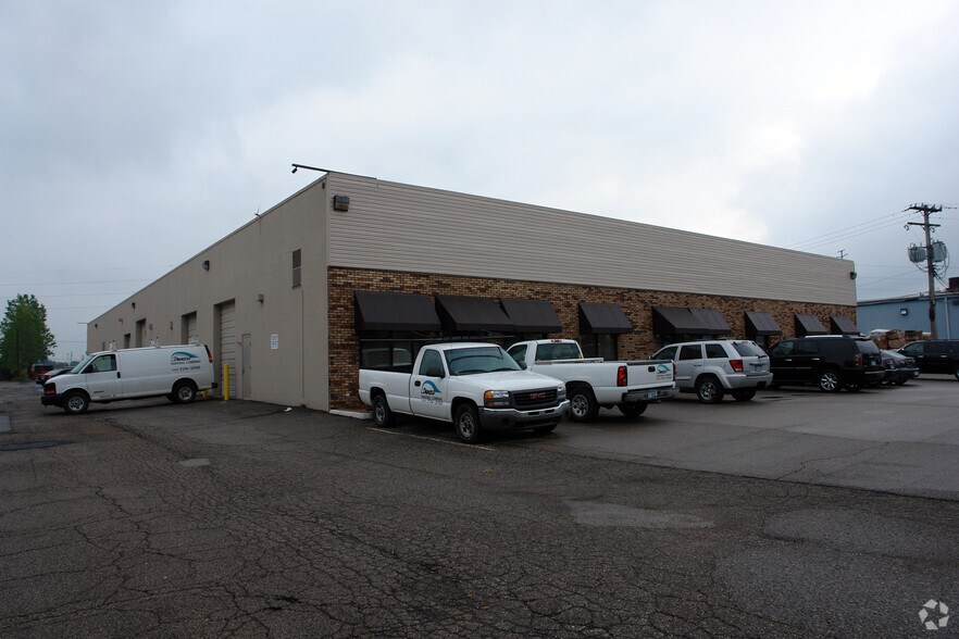More Photos Of 27270-27300 Gloede Dr, Warren Warehouse For Lease
