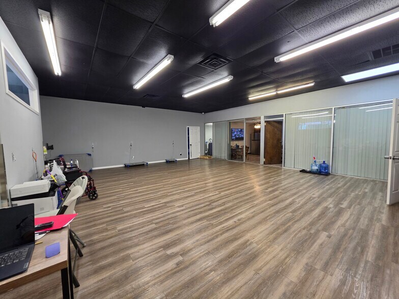 More Photos Of 6839 E 40th St, Tulsa Showroom For Sale