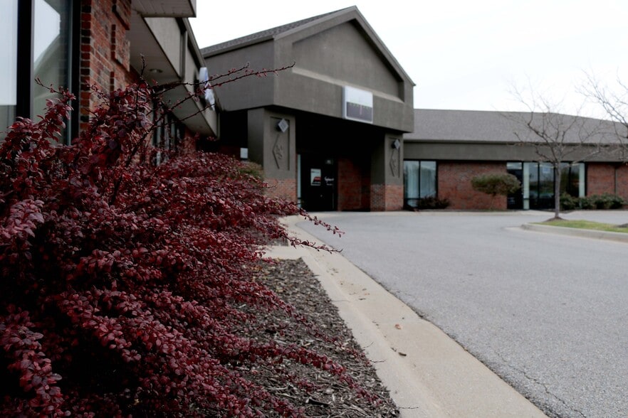 More Photos Of 6811-6831 S 167th St, Omaha Storefront Retail Office For Lease