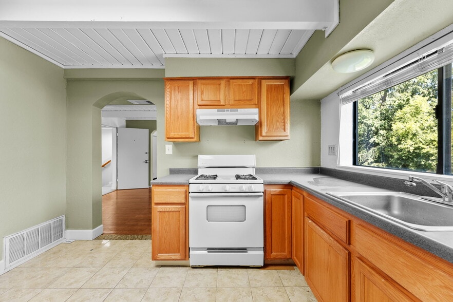 More Photos Of 2741 Franklin Blvd, Sacramento Storefront Retail Office For Sale