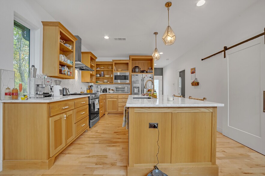 More Photos Of 446724 E 390 Rd, Langley Hotel For Sale