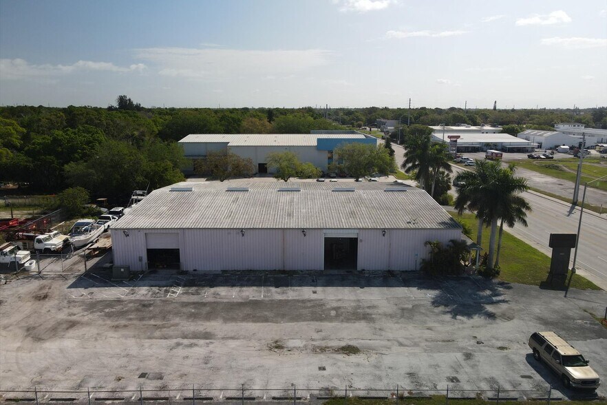 More Photos Of 2451 17th St, Sarasota Showroom For Sale
