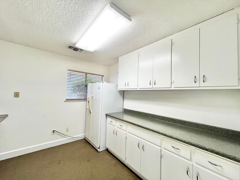 More Photos Of 1137 Smith Ln, Roseville Office For Sale