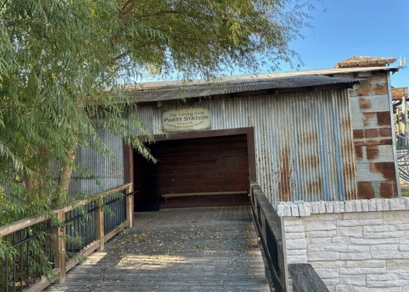 Primary Photo Of 1202 N Camp St, Seguin Warehouse For Lease
