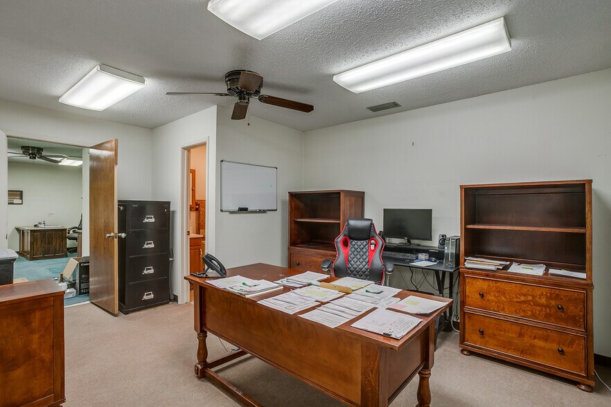 More Photos Of 1841 W Division St, Arlington Warehouse For Sale