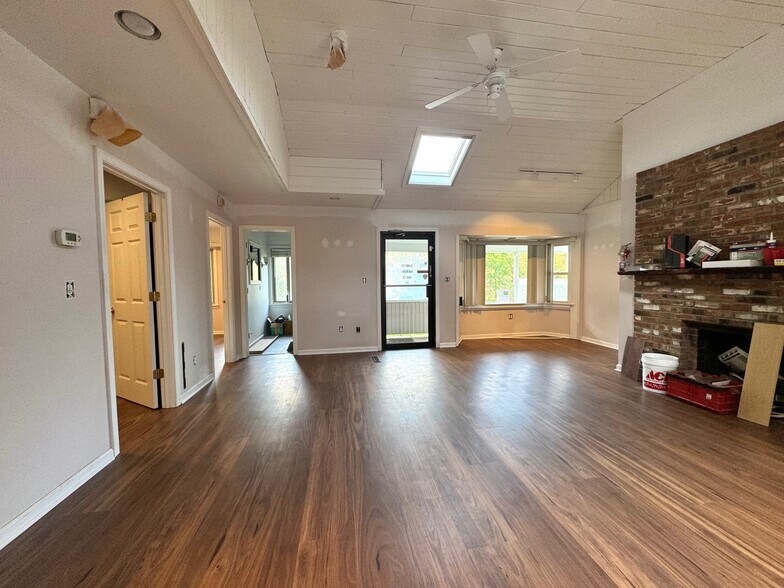 More Photos Of 2016 Straits Tpke, Middlebury Storefront Retail Office For Lease