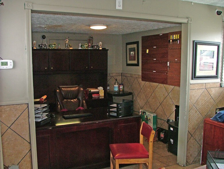 More Photos Of 327 W 6th Ave, Bowling Green Auto Dealership For Sale